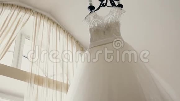 婚纱挂在吊灯上视频的预览图