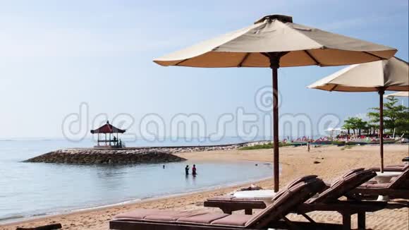 热带海滩在一个阳光明媚的早晨在巴厘岛印度尼西亚1080便士天堂岛视频的预览图