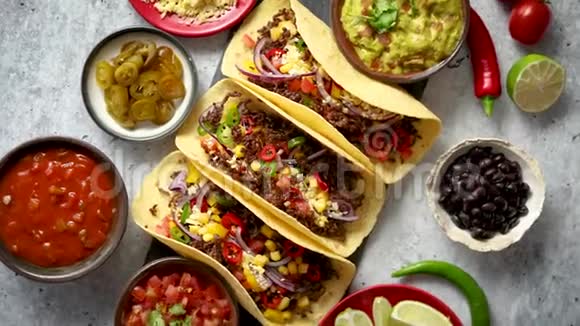 美味的墨西哥肉玉米卷配上各种蔬菜和沙拉视频的预览图