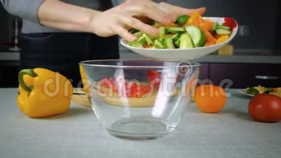 厨师倒在碗里的沙拉原料视频的预览图