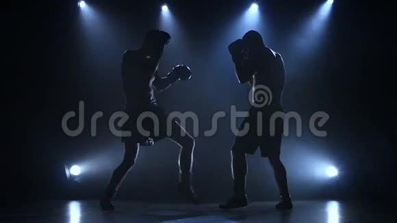 两个年轻的运动员正在演播室里打拳击慢动作视频的预览图