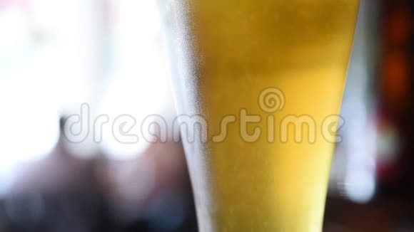 配有一杯淡啤酒的特写视频视频的预览图