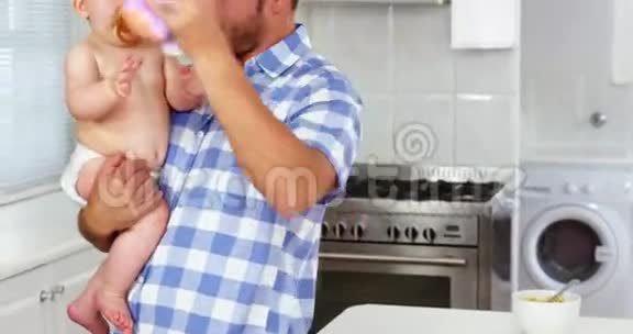 快乐的父亲抱着他的孩子视频的预览图