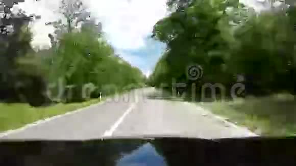一辆汽车沿着蜿蜒曲折的道路行驶的背景镜头视频的预览图