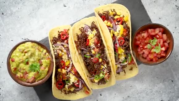 美味的墨西哥肉玉米卷配上各种蔬菜和沙拉视频的预览图
