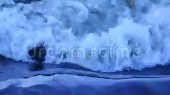 水和泡沫波的快速流动视频的预览图