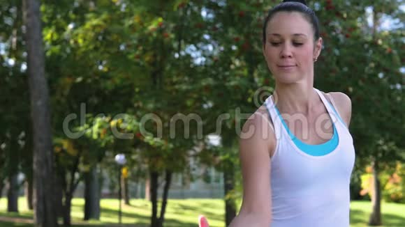 在公园里做瑜伽的女人特写镜头健康的生活方式视频的预览图