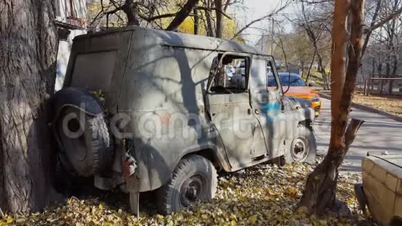 破旧的废弃汽车复古旧苏联俄罗斯吉普车UAZ视频的预览图