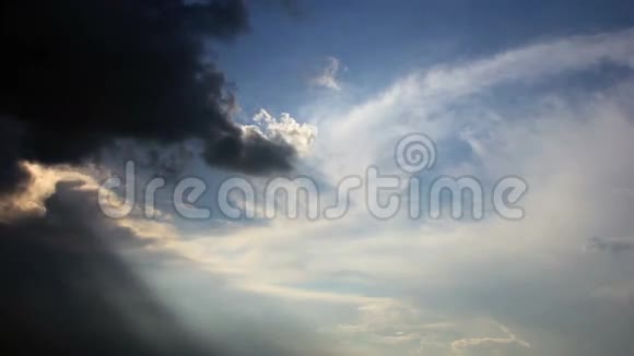 背景是阿尔托西拉天空上的乌云视频的预览图