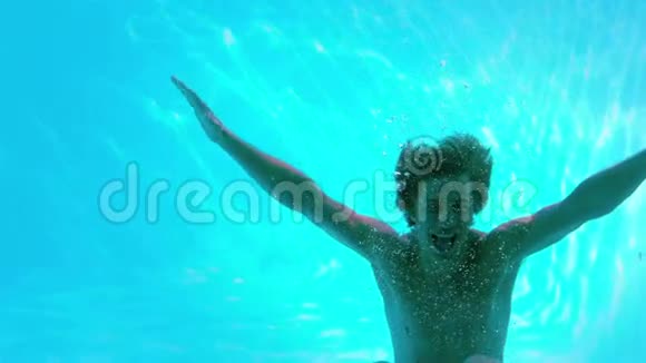 快乐的人在游泳池的水下摆姿势视频的预览图