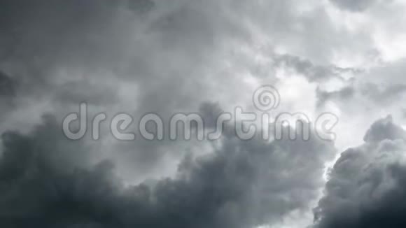 乌云密布的暴风雨天幕视频的预览图