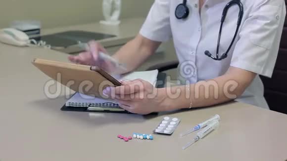 医生书写和使用药片的特写视频的预览图