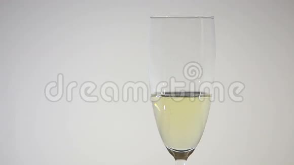 人在玻璃杯里倒香槟视频的预览图