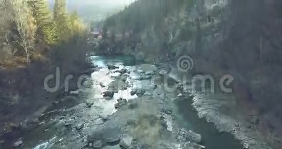 飞越山区河流4K25fps视频的预览图