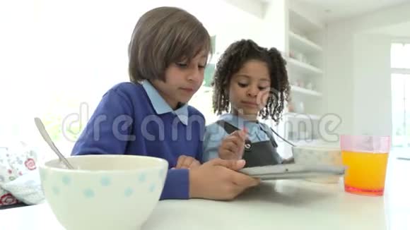 非裔美国人儿童早餐时使用数字平板视频的预览图