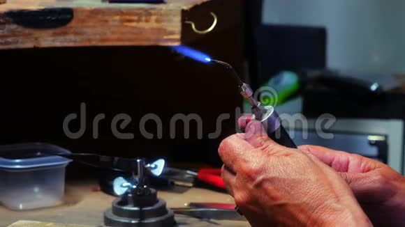 手工艺人用吹箫视频的预览图