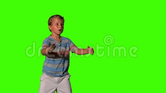 小男孩在绿色屏幕上接球视频的预览图