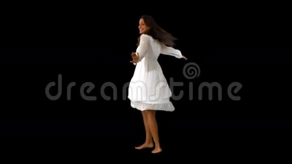 穿着白色裙子的女孩在黑色背景下旋转视频的预览图