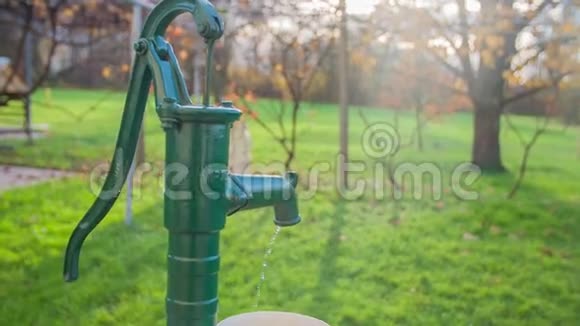 老式绿色水泵供水视频的预览图