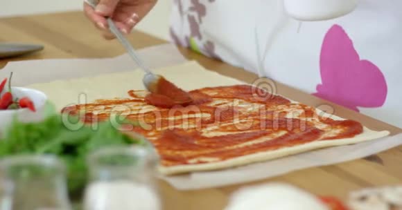 做意大利传统披萨的女人视频的预览图