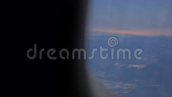 飞机机翼和风景如画的山景从高空从飞机窗口视频的预览图