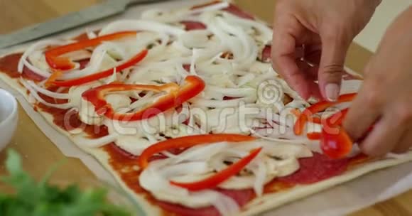 女人做美味的传统自制披萨视频的预览图