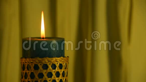 泰尔蜡烛用黄色窗帘背景颤抖的火焰吹灭视频的预览图