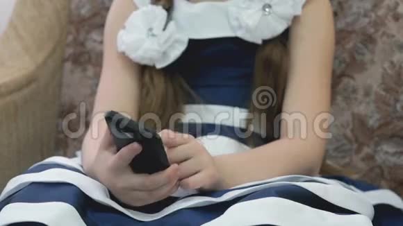 小女孩拿着智能手机玩游戏视频的预览图