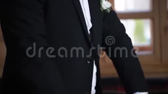 男人扣在黑色夹克上婚礼细节优雅的新郎穿着婚纱礼服正在等待新娘视频的预览图