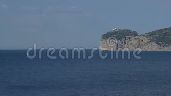 帆船帆船在意大利卡波卡西亚附近航行视频的预览图