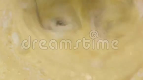 将面粉与鸡蛋电动搅拌机混合慢速搅拌视频的预览图