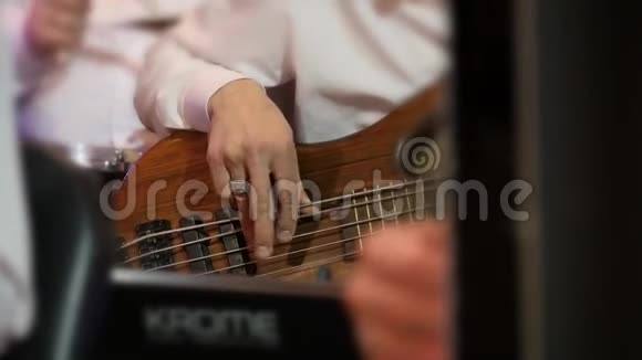 男子演奏低音吉他现场音乐会特写镜头视频的预览图