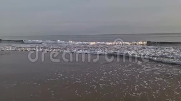 海水海浪和沙滩视频的预览图