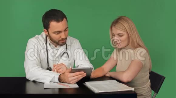 医生使用数码餐桌与病人交谈视频的预览图