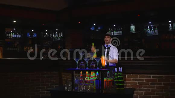 杂技表演由巴曼杂耍瓶表演酒吧背景视频的预览图