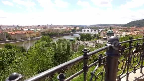 从夏日的观景台俯瞰美丽的古镇视频的预览图