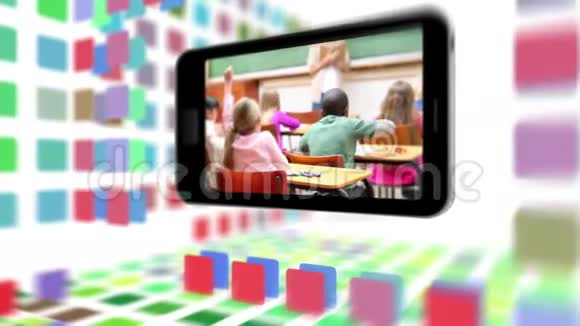 智能手机屏幕上的学校生活视频的预览图