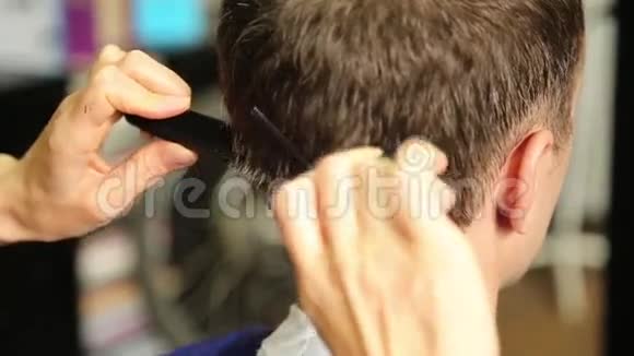 女理发师用剪刀剪人的头发视频的预览图