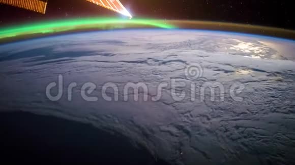从空间站起飞的飞越地球表面飞行由美国宇航局提供的这个视频元素这个视频视频的预览图