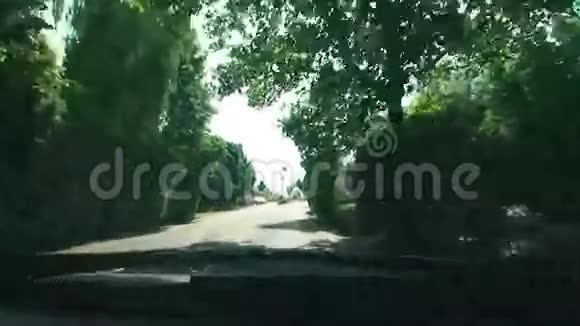 德国汽车在环形十字路口行驶视频的预览图
