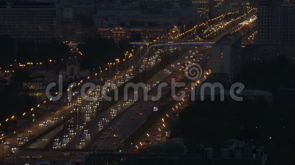 时光流逝城市街道上的交通非常拥挤晚上的时候宽阔的马路从顶部的角度来看视频的预览图