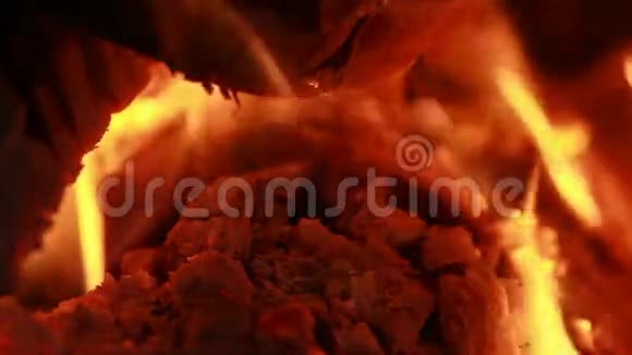 壁炉中燃火的木材原木破碎视频的预览图