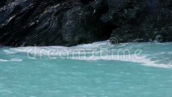 绿松石海洋海岸吹孔岩视频的预览图