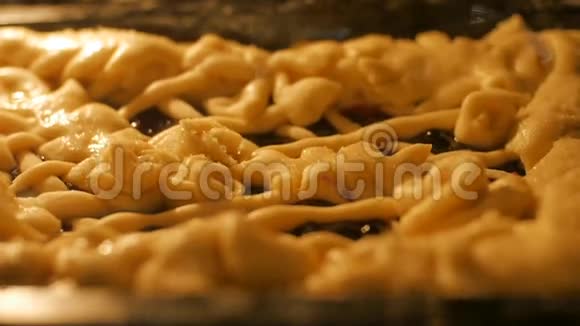 烤松饼与浆果馅与面团选择性焦点拍摄松饼烘焙时间推移视频的预览图