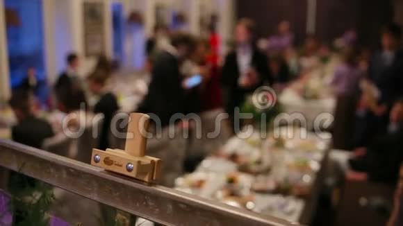 服务员在婚礼上为客人新娘和新郎提供餐桌服务视频的预览图