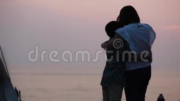 亚洲家庭的母亲和儿子带着海底看日落视频的预览图