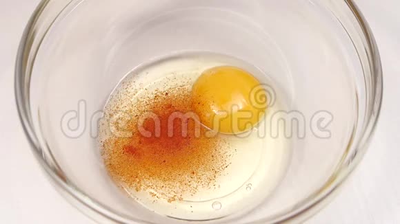 胡椒粉加入鸡蛋盘子里慢动作视频的预览图