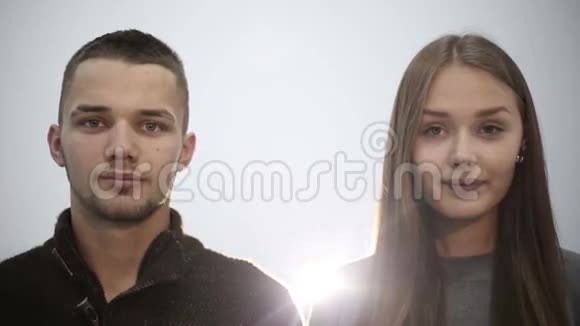 年轻夫妇男孩和女孩一起带着牙套微笑着牙齿中型射击视频的预览图