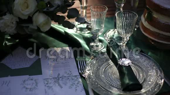 优雅的婚礼桌上摆满了乡村风格的白色玫瑰视频的预览图