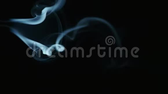 在黑暗的背景下香滑烟的运动动态美丽从容的放松理念芳香疗法清洁视频的预览图